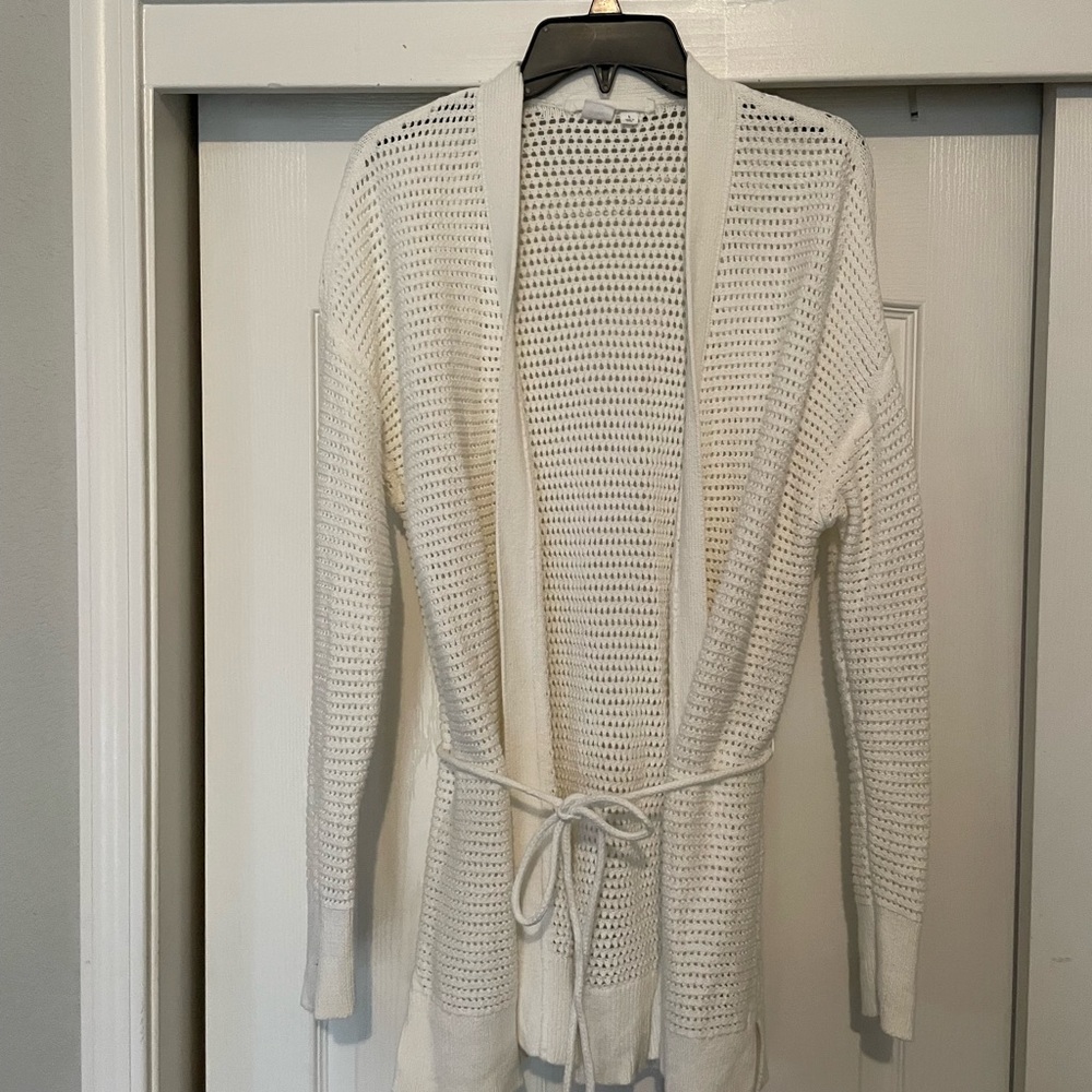 Gap sweater in winter white